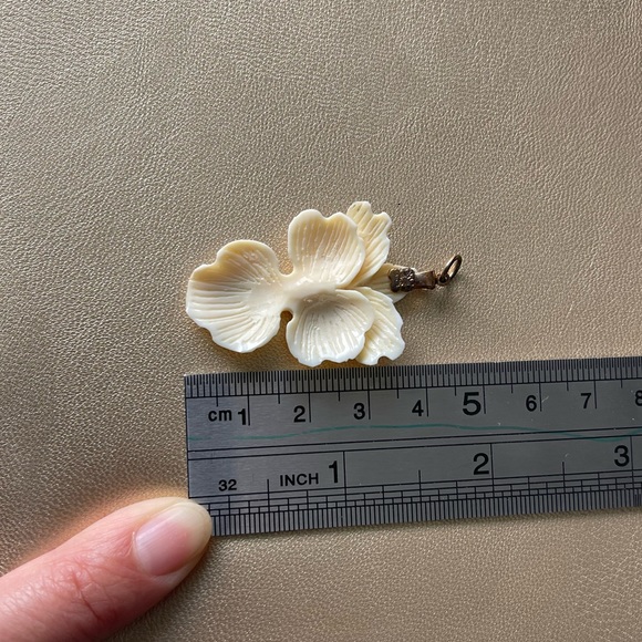 Ivory Flower Pendant - Picture 4 of 5